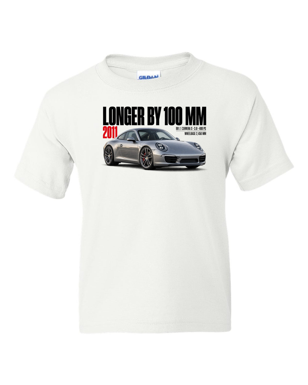 Editorial headline print of a Porsche 911 Carrera S 991.1 with longer-by-100-mm caption white kids tee front view with the design