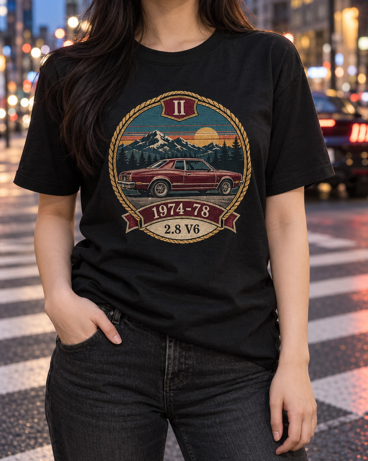 Ford Mustang II Notchback 1974-78 Varsity Crest Shirt, 2.8 V6 T-Shirt Black worn hero