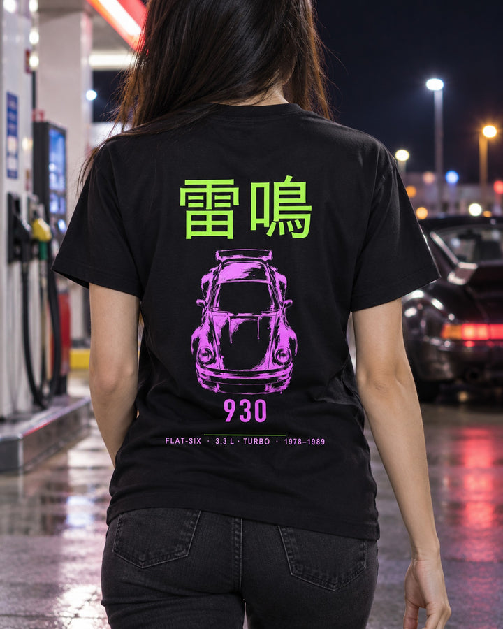 930 FLAT-SIX Full-Back Graphic Tee T-Shirt Black worn hero