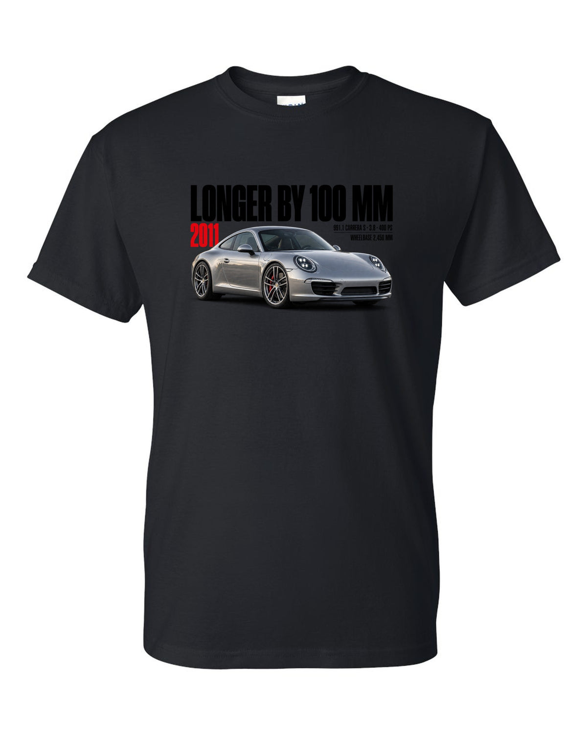 Editorial headline print of a Porsche 911 Carrera S 991.1 with longer-by-100-mm caption black t-shirt front view with the design